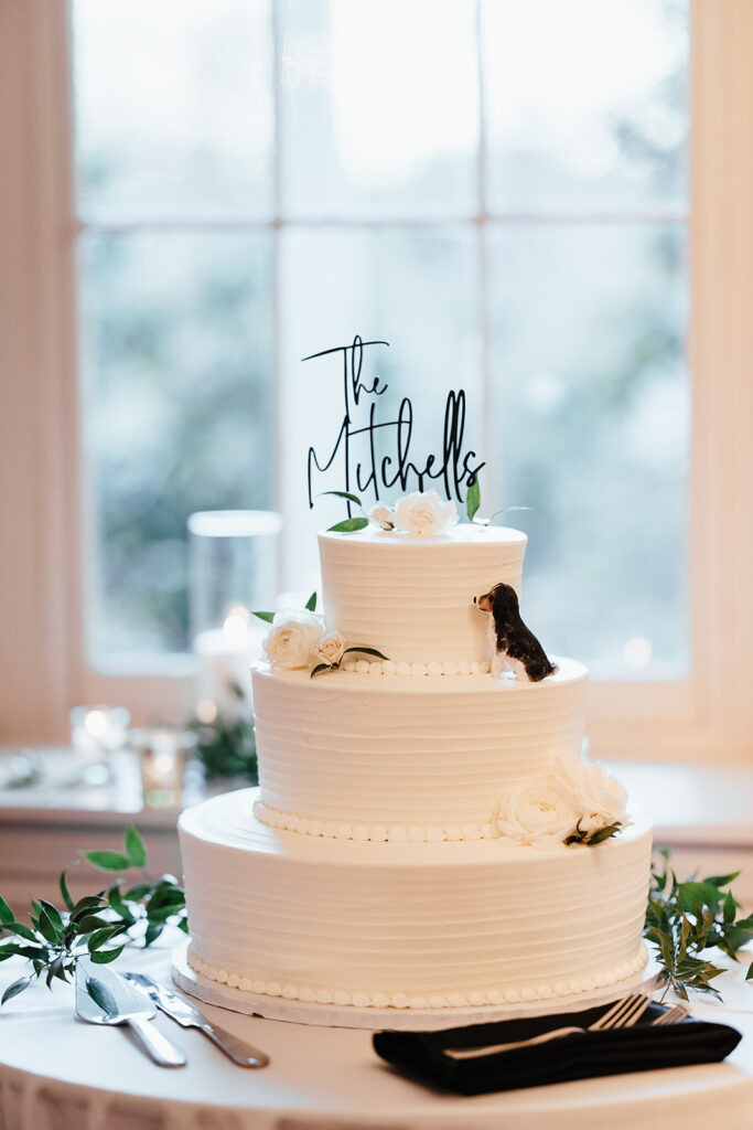 modern and simple wedding cake